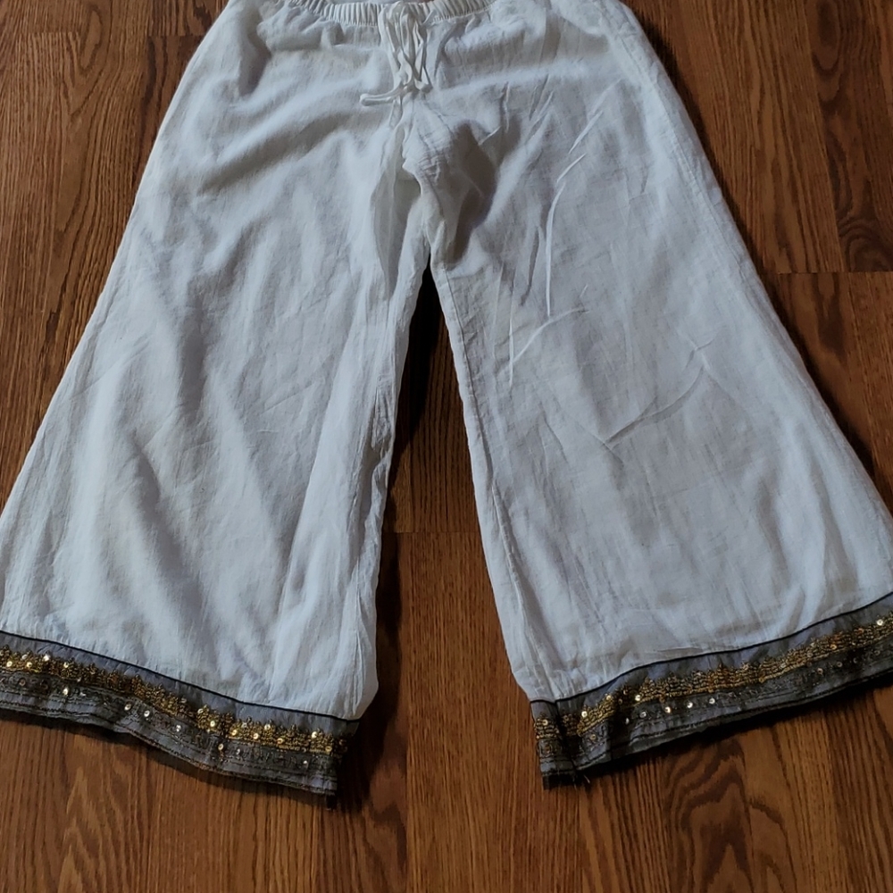 Womens capri pants white emblem on bottom